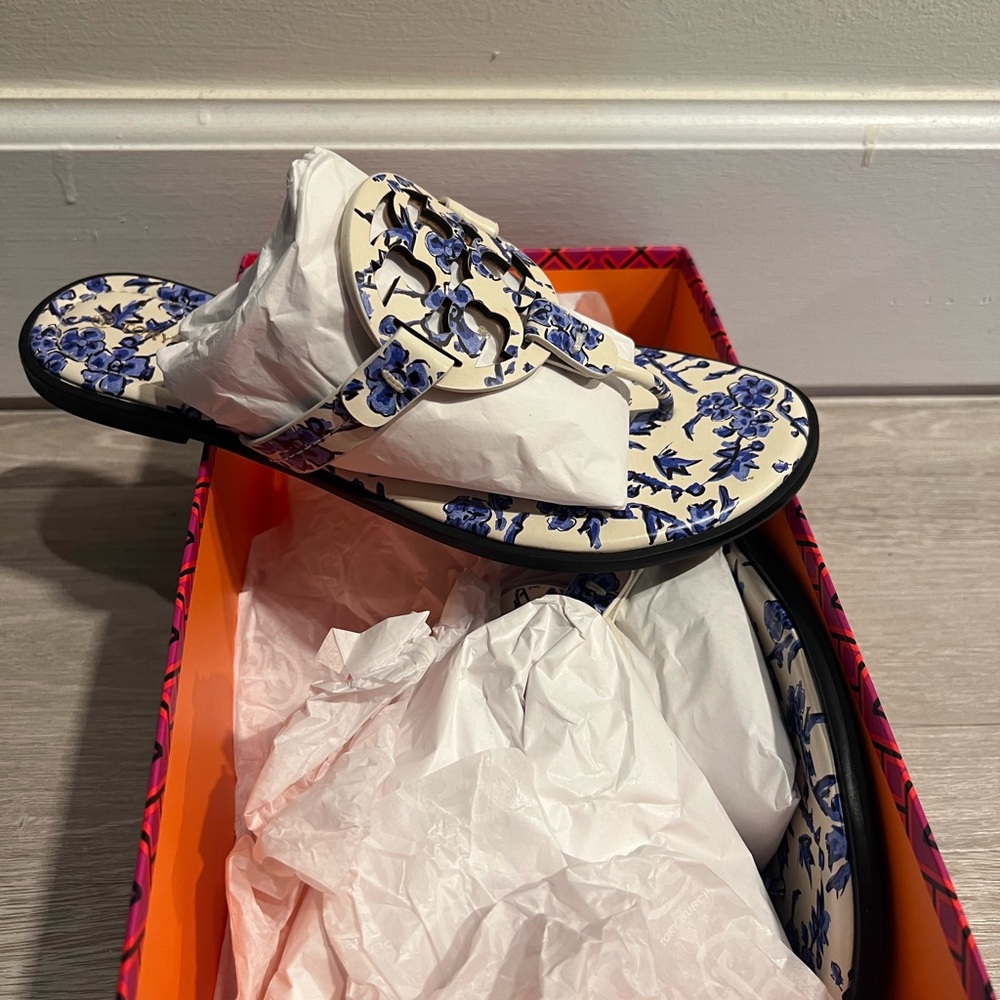Tory Burch White & Blue Floral Logo Thong Sandal - Picture 2 of 8